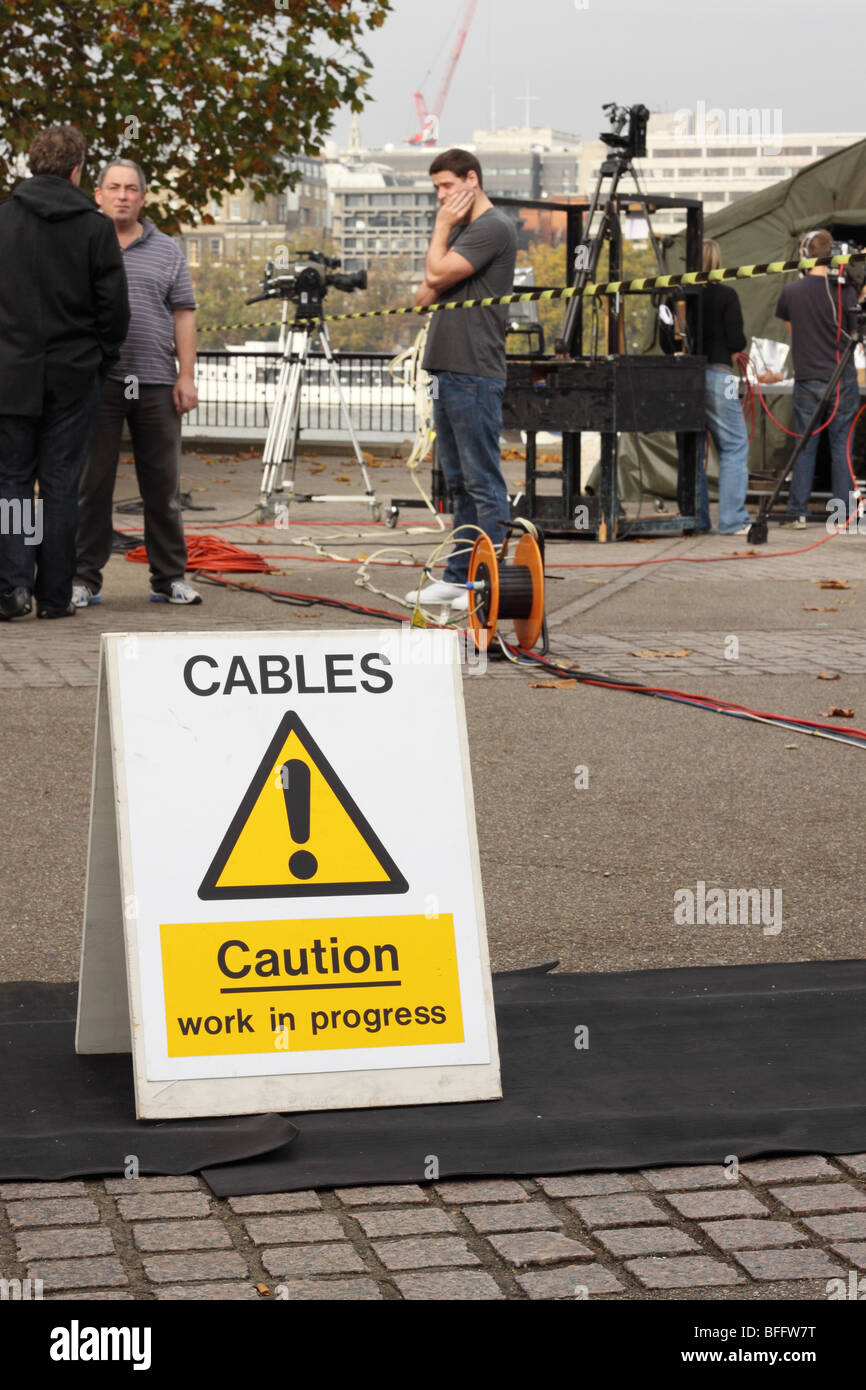 Attenzione fili cavi di segnale di avvertimento outdoor TV film posizione equipaggio impostare la sicurezza e la salute sul South Bank di Londra Foto Stock