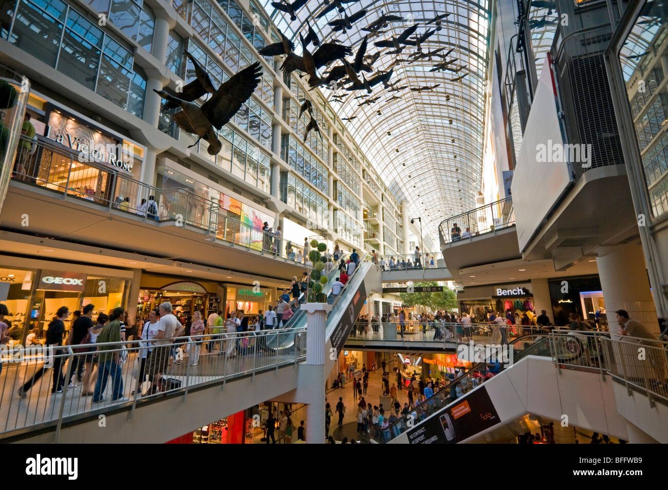 Volo display di arresto da Michael Snow al Toronto Eaton Shopping Centre, Toronto, Canada Ontario, America del Nord Foto Stock