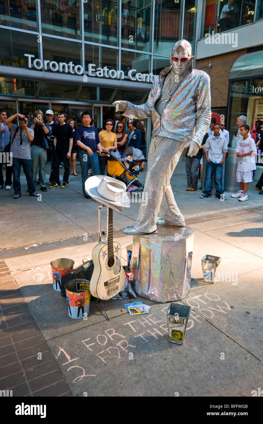 Elvis Presley Impersonator fuori Toronto Eaton Shopping Centre, Toronto, Ontario, Canada, America del Nord Foto Stock