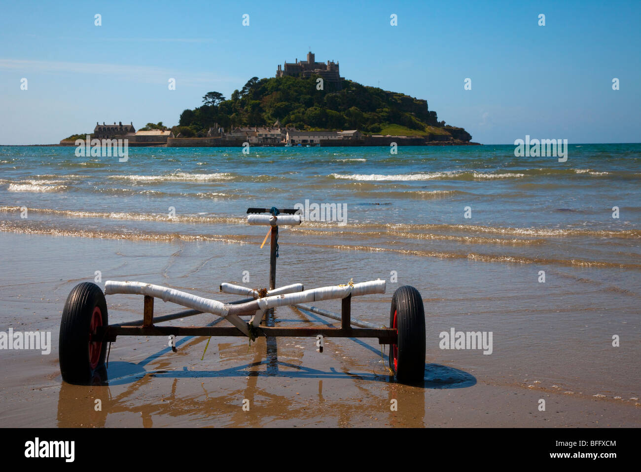 Barca a vela Trailers vuoti sulla riva del mare a St Michaels Mount, Marazion, vicino Penzance in Cornovaglia. Foto Stock