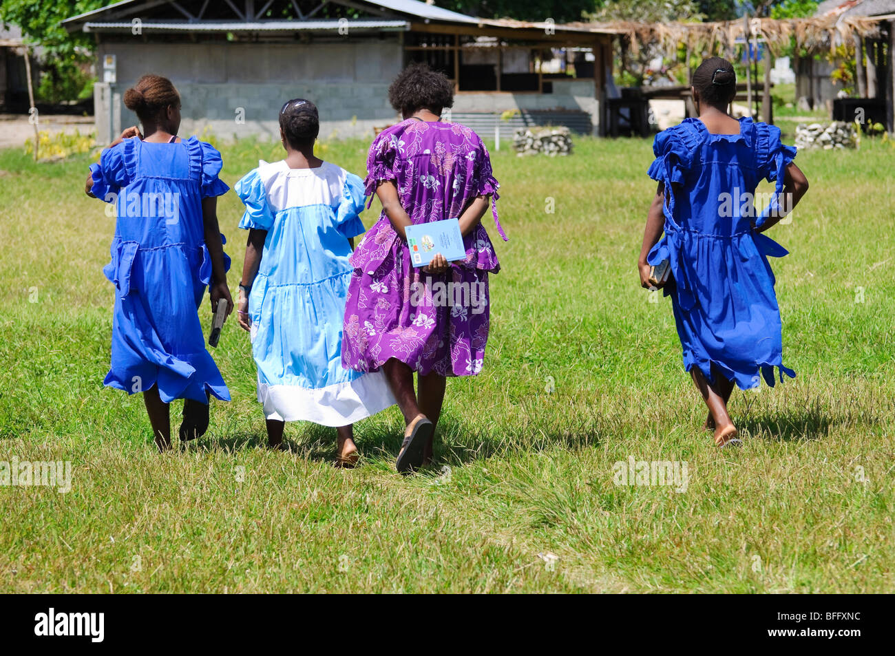 Il Melanesian ladies nella loro domenica migliori, tornando a casa dalla chiesa. Fare clic su per ulteriori dettagli. Foto Stock