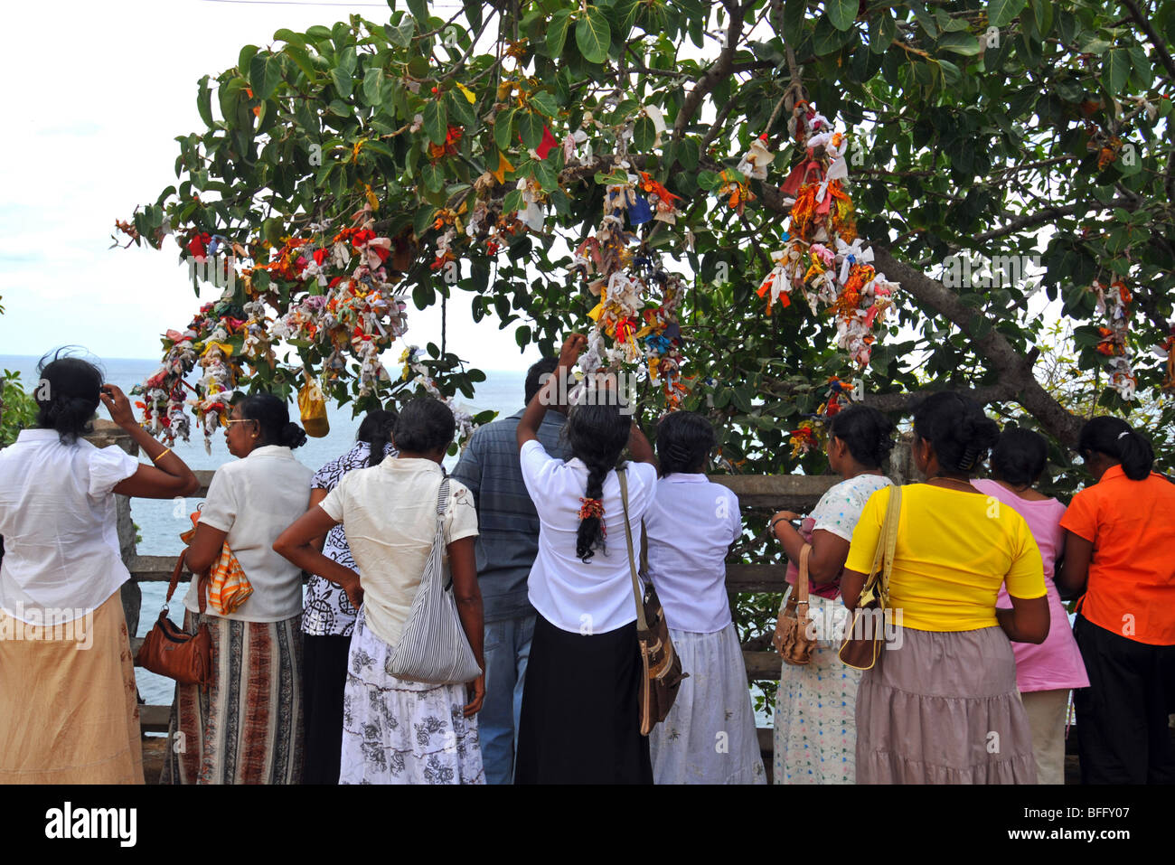 Le offerte sono effettuate a Koneswaram tempio, Swami Rock, Trincomalee, Sri Lanka Foto Stock