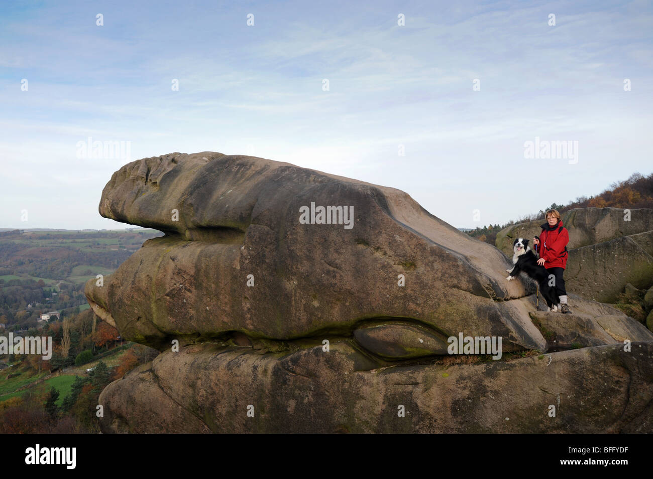 Il nero di affioramento di rocce in alto sentiero di picco vicino a Matlock nel Derbyshire Foto Stock