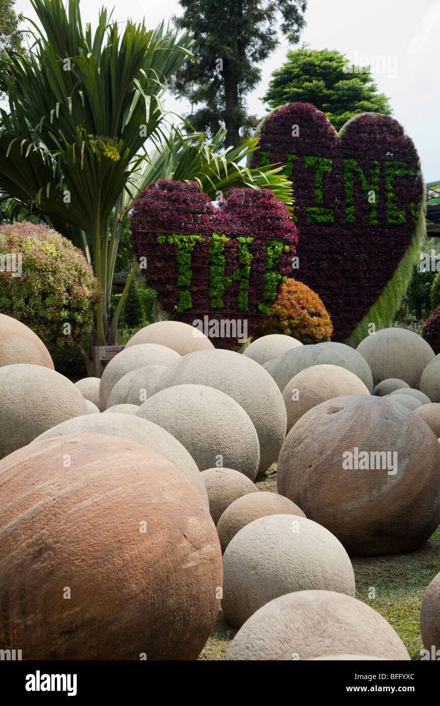 Arenaria circolare artwork sfera; pietra rotonda palle al giardino di sculture Suan Nong Nooch, NongNooch Tropical Botanical Garden Resort, Pattaya, Thailandia Foto Stock