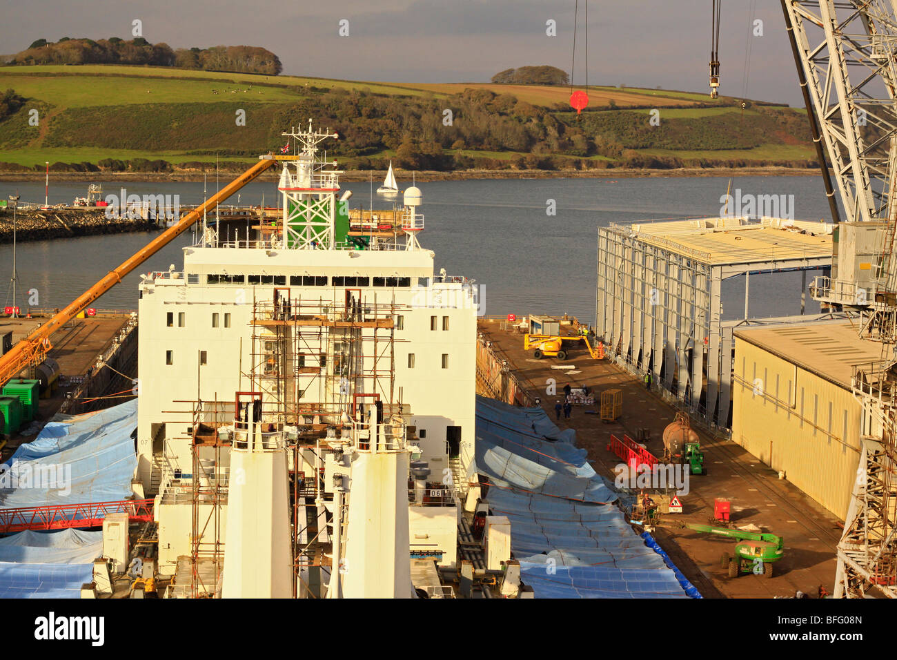 Nave in bacino di carenaggio Pendennis Shipyard Falmouth Cornwall Regno Unito Foto Stock