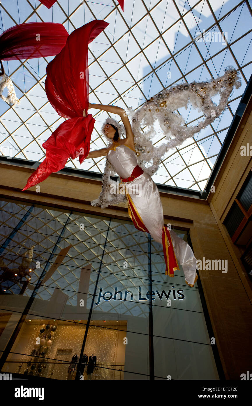 Shopping di Natale presso il Grand Arcade, Cambridge, Gran Bretagna. Un angelo al di fuori della John Lewis Store. Foto Stock