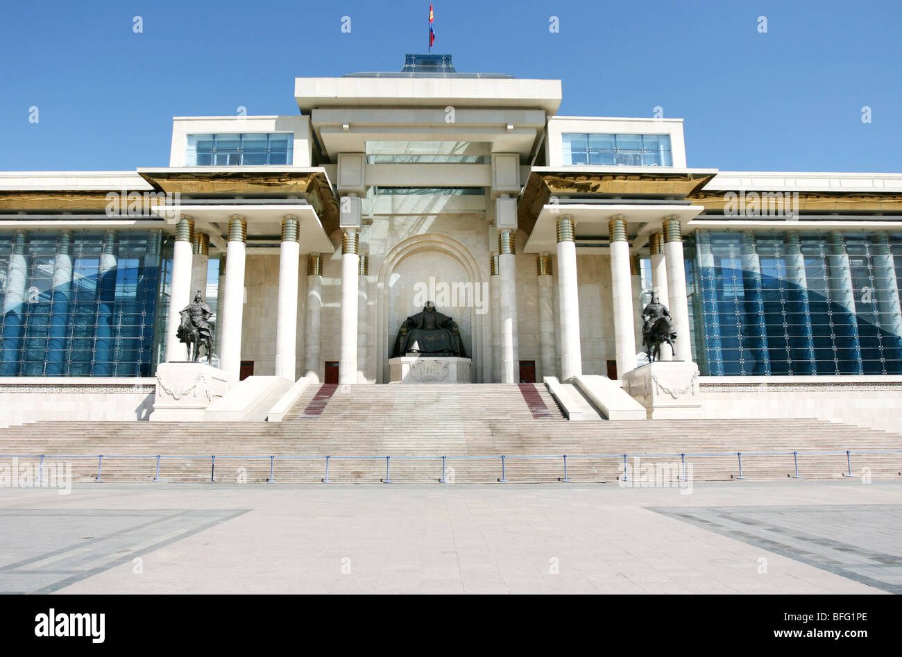 Ulan Bator / Ulaanbaatar, in Mongolia: di fronte al palazzo del Parlamento, Piazza Suhbaatar Foto Stock