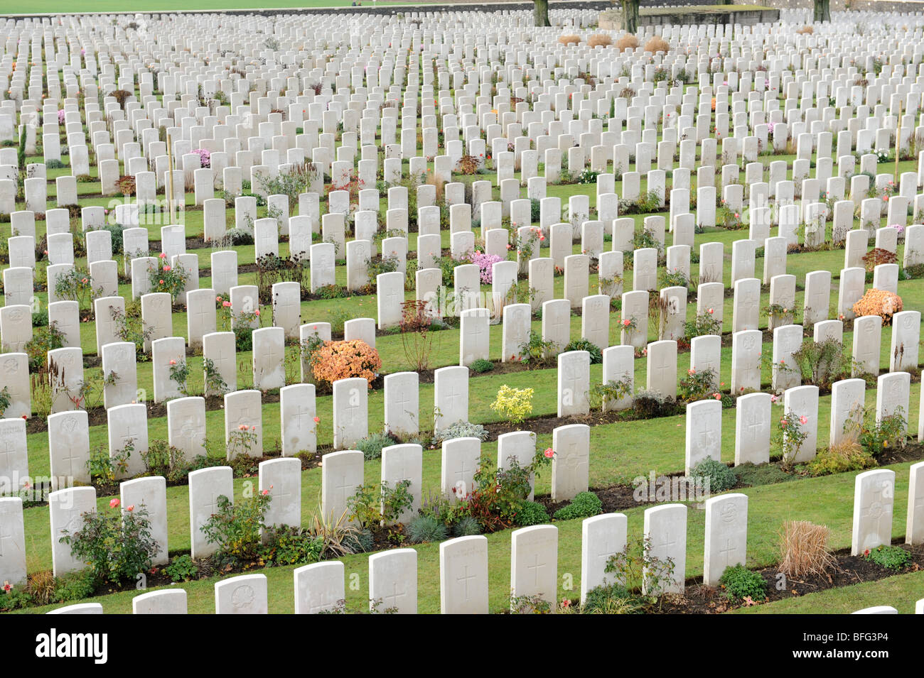 Tombe della Prima Guerra Mondiale di soldati a Tyne Cot Cimitero Passchendale Ypres Belgio Foto Stock