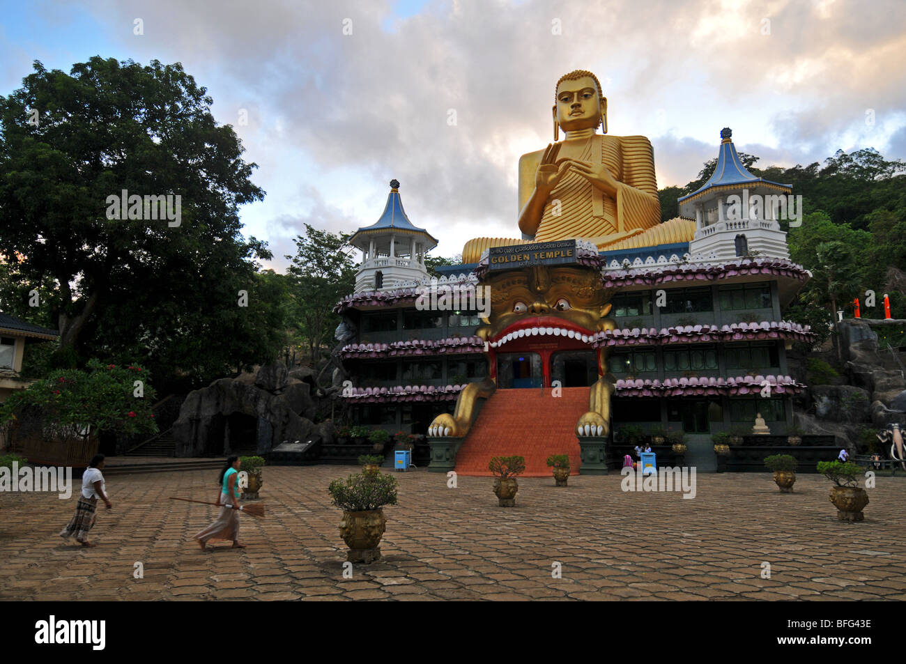 Tempio d'oro, Dambulla, Dambulla, Sri Lanka, ingresso alla grotta buddista templi di Dambulla, Sri Lanka Foto Stock