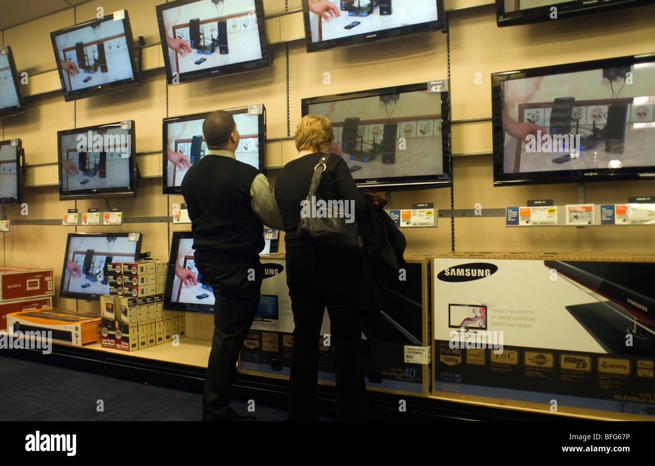 Ai clienti di sfogliare il televisore a schermo piatto, visualizzazione in un nuovissimo Best Buy negozio di elettronica in Union Square a New York Foto Stock