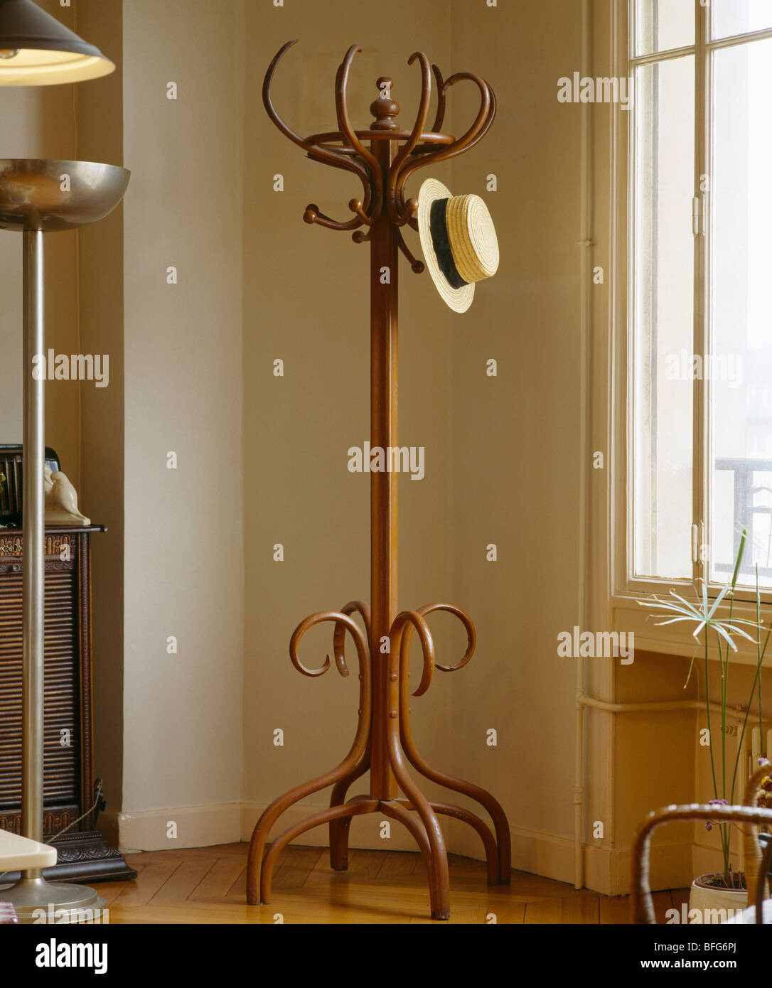 Antique bentwood appendiabiti, nella piccola hall Foto Stock