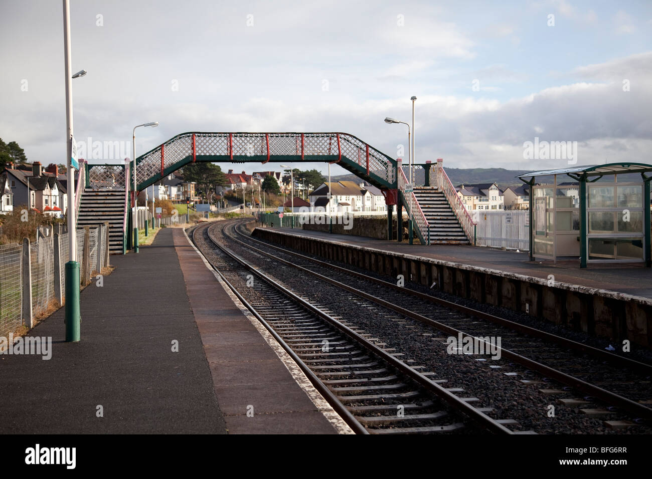 Vecchia passerella sul Deganwy stazione ferroviaria nel Galles del Nord U.K. Foto Stock