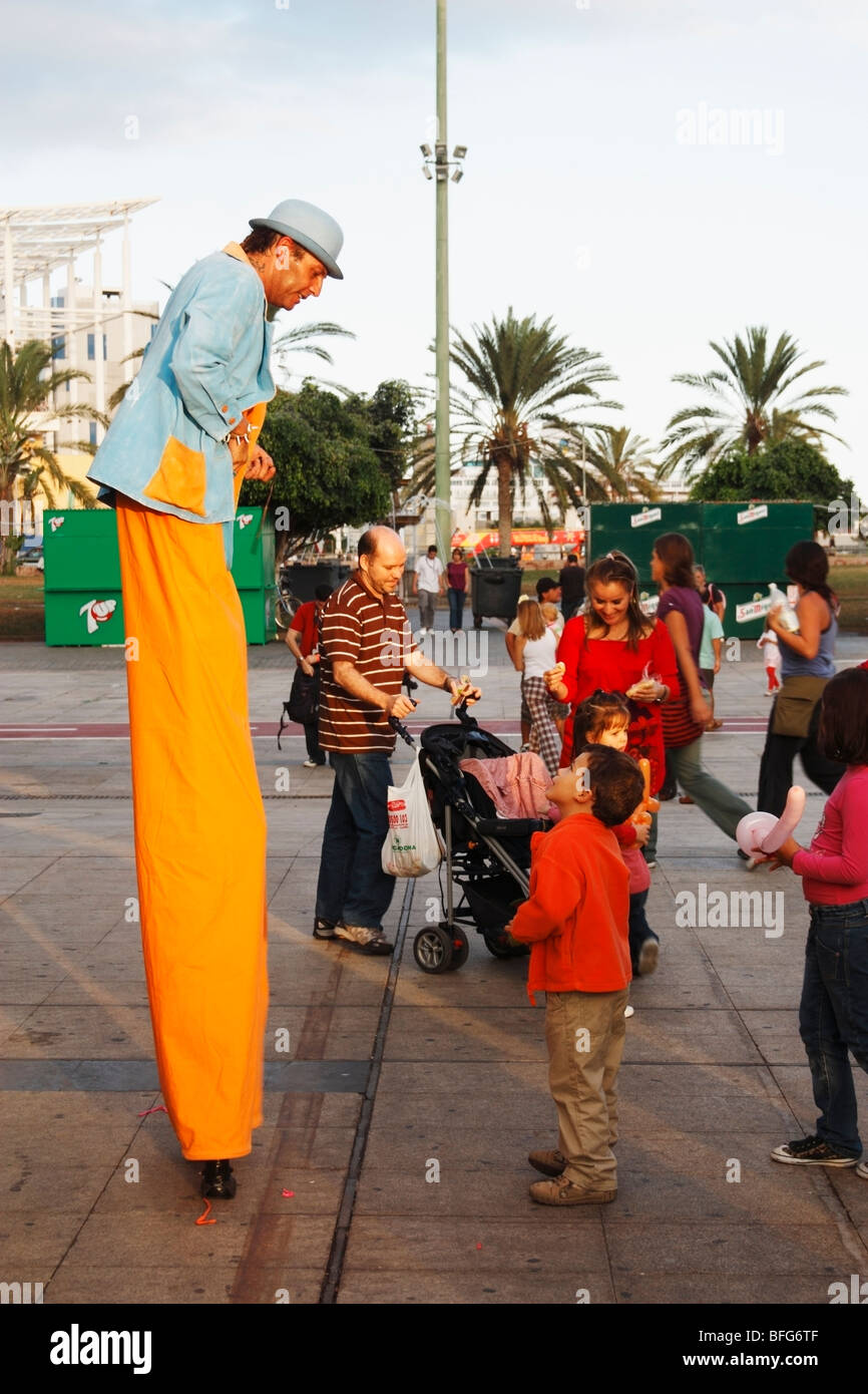 Stiltwaker facendo cose da ballons per i bambini un il 2009 Womad Festival in Las Palmas de Gran Canaria. Foto Stock