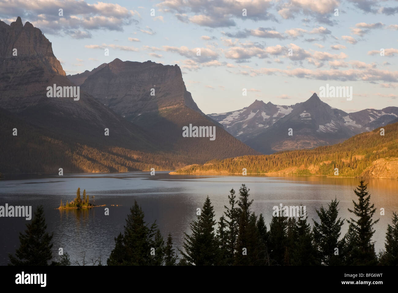 Wild Goose Island presso sunrise St. Mary Lake, il Parco Nazionale di Glacier, Montana. Foto Stock