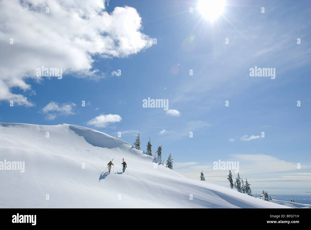 Gli sciatori al di sotto della prima pompa a picco Mt Seymour Mt Seymour Parco Provinciale Vancouver BC Canada Foto Stock