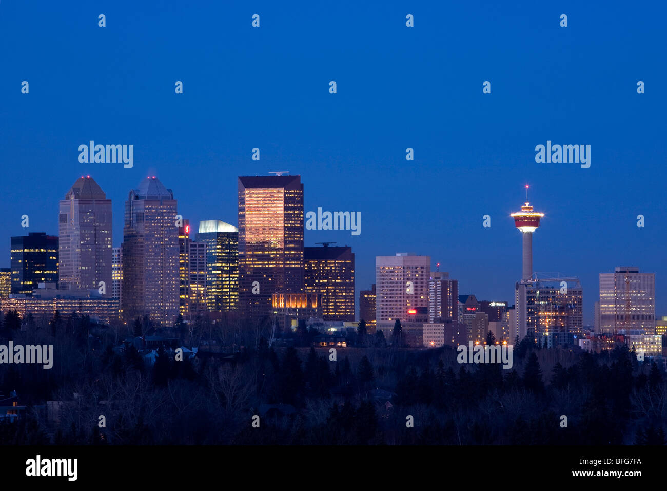 Skyline di Calgary, Alberta guardando a nord con una vista della Torre di Calgary su una chiara notte Foto Stock