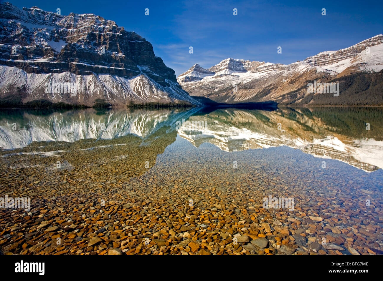 Montagna Crowfoot, viene riflessa in Bow Lake nel Parco Nazionale di Banff, Alberta, Canada Foto Stock
