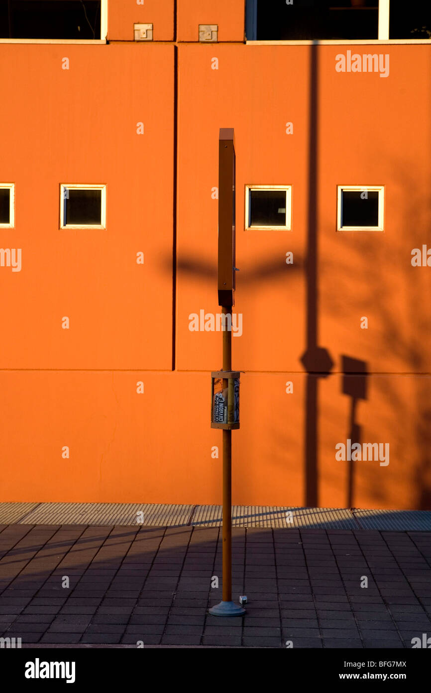 Fermata bus segno, quartiere Bicocca, Milano, Italia Foto Stock