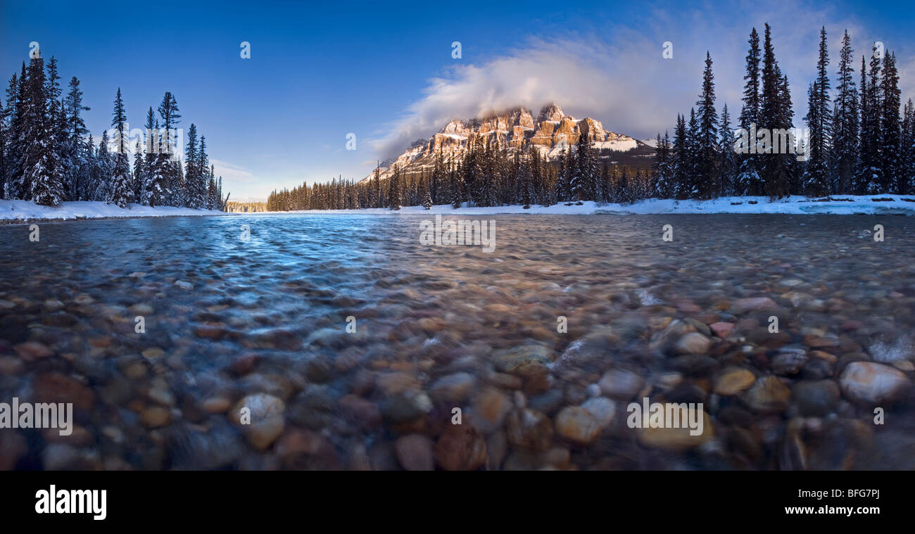 Una vista panoramica del castello di montagna da entro il Fiume Bow nel Parco Nazionale di Banff, Alberta, Canada Foto Stock