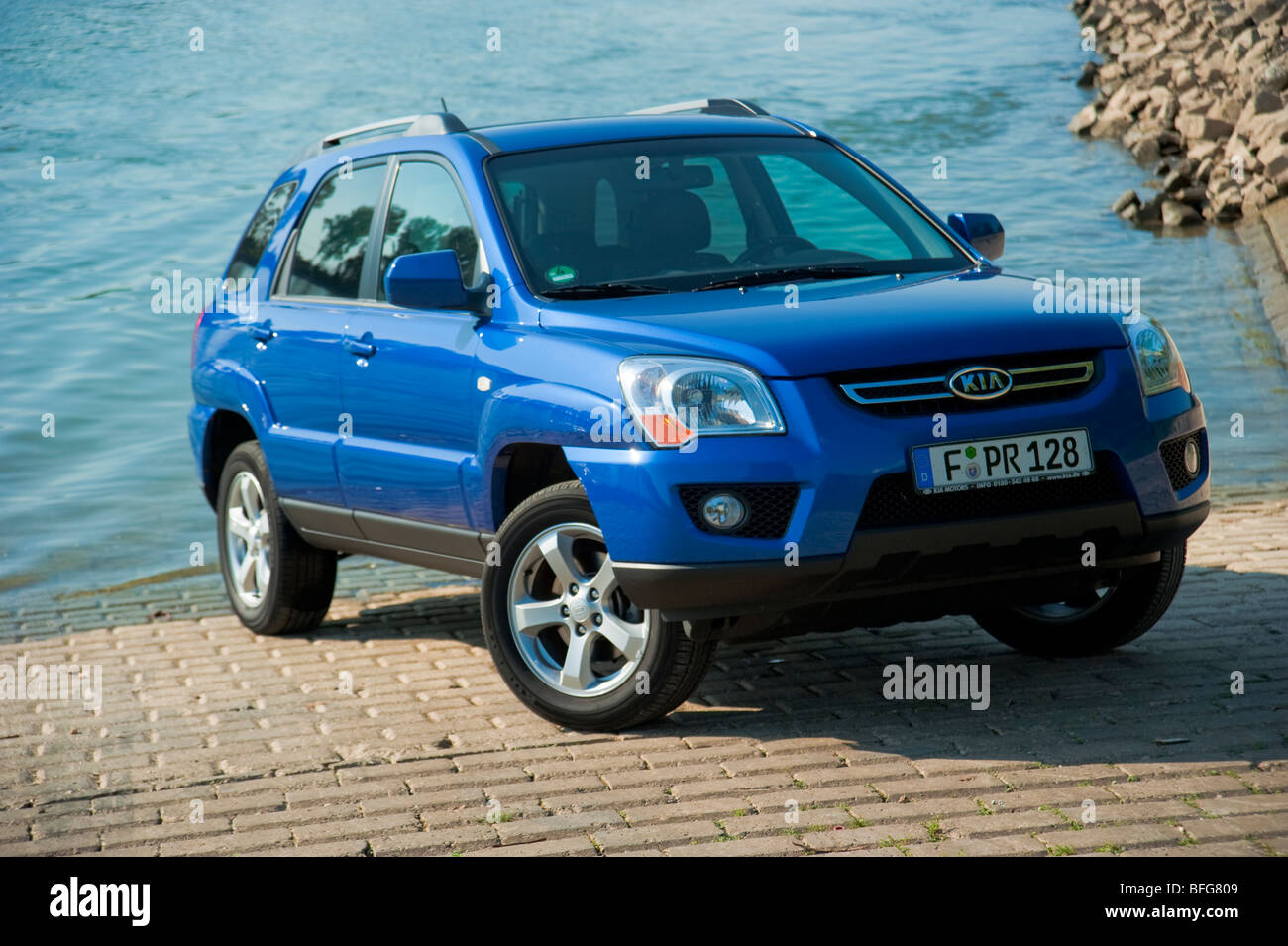 Vista frontale 3/4 di blu Kia Sportage modello 2009 Foto Stock