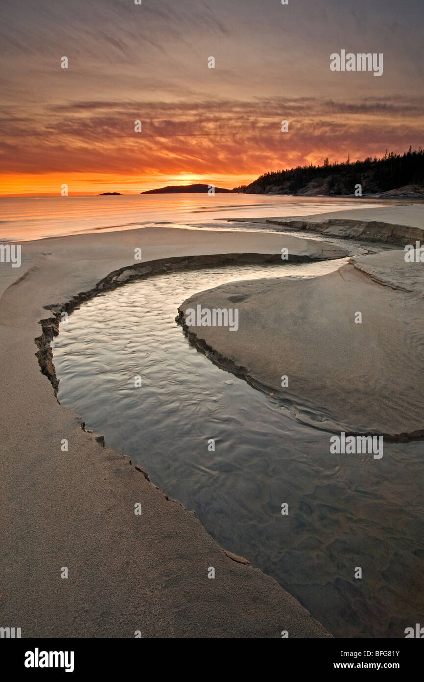 Tramonto a Spiaggia di sabbia sulla riva del lago Superior, Ontario, Canada Foto Stock