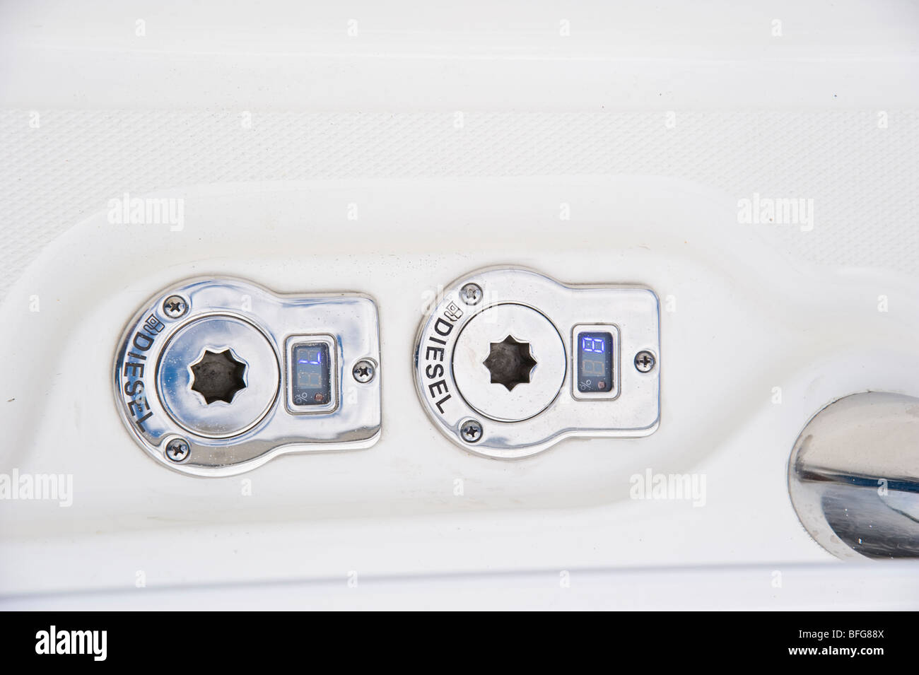 Tappo del serbatoio di carburante con metri su un Sea Ray 540 Sundancer power boat, yacht Foto Stock