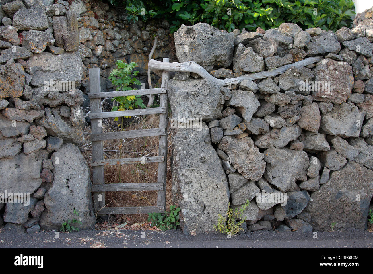 Un gateway di rustico e in pietra a secco sulla parete di El Hierro Isole Canarie Spagna Foto Stock