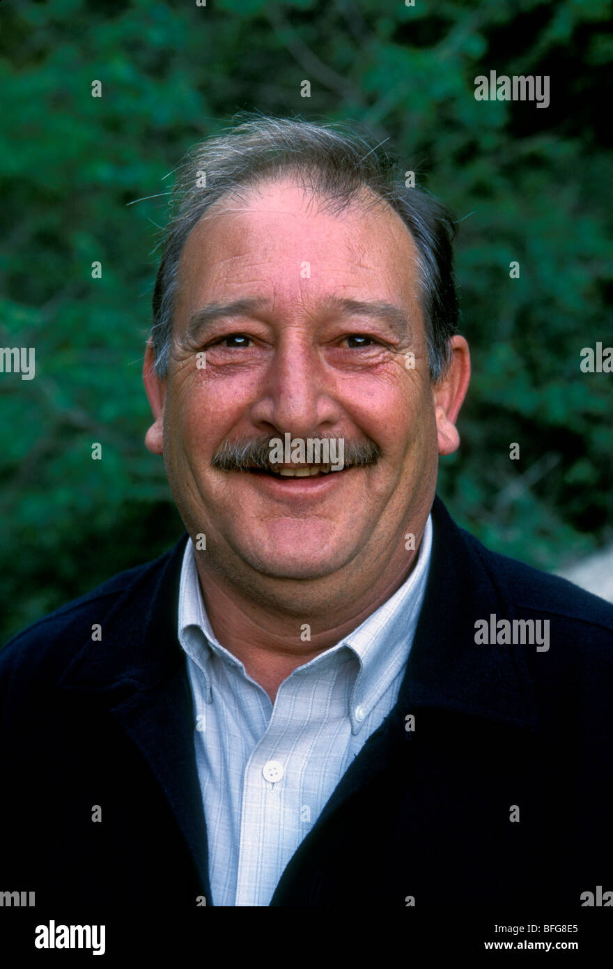 1, uno, spagnoli, Spagnolo uomo, uomo adulto, vecchio, uomo anziano, uomo maturo, contatto visivo, vista frontale, Barcellona, Provincia di Barcellona, Spagna, Europa Foto Stock