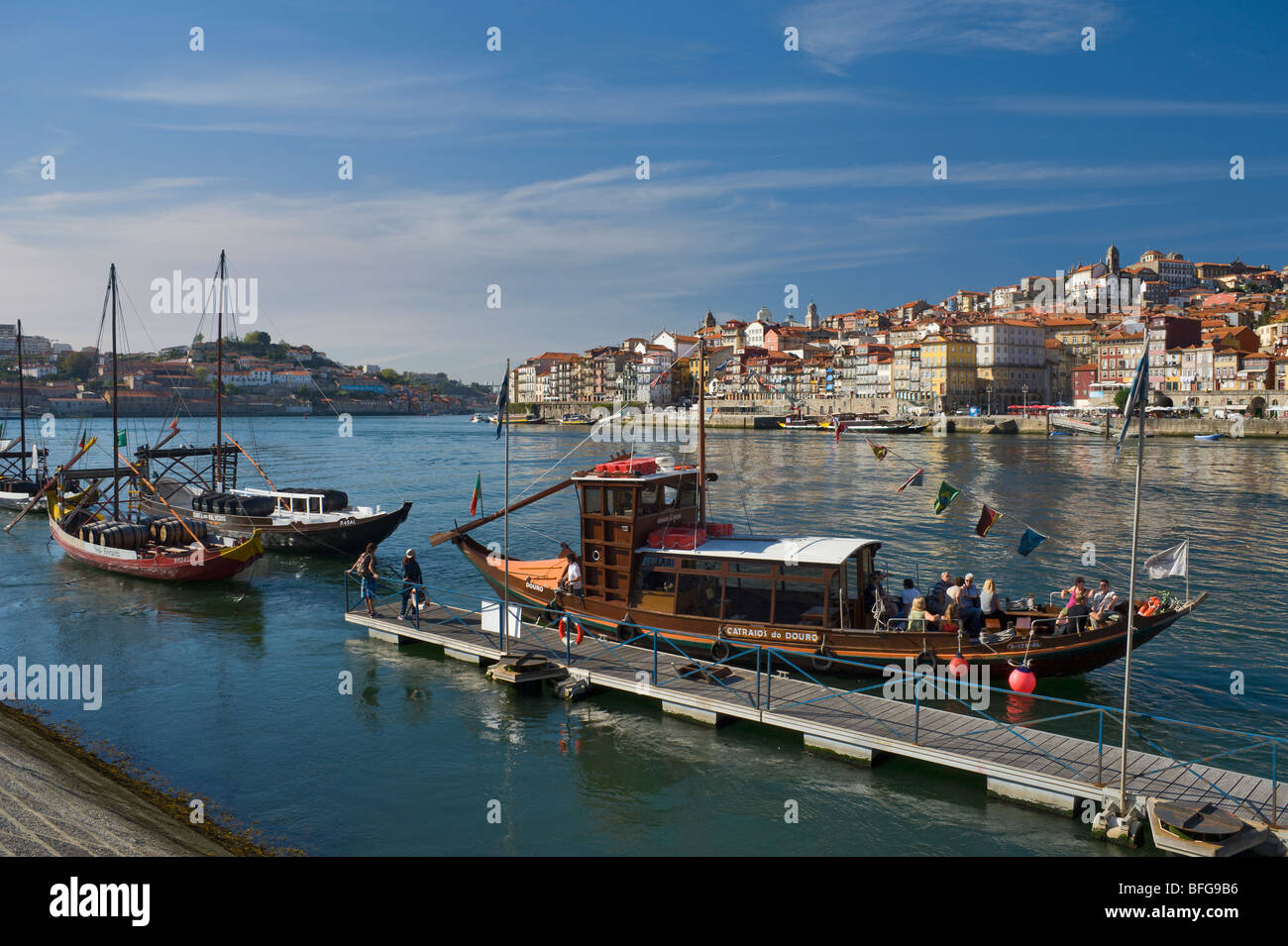 Il Portogallo, la Costa Verde, un vino di Porto barge, ora una escursione turistica barca sul fiume Douro a Porto Foto Stock