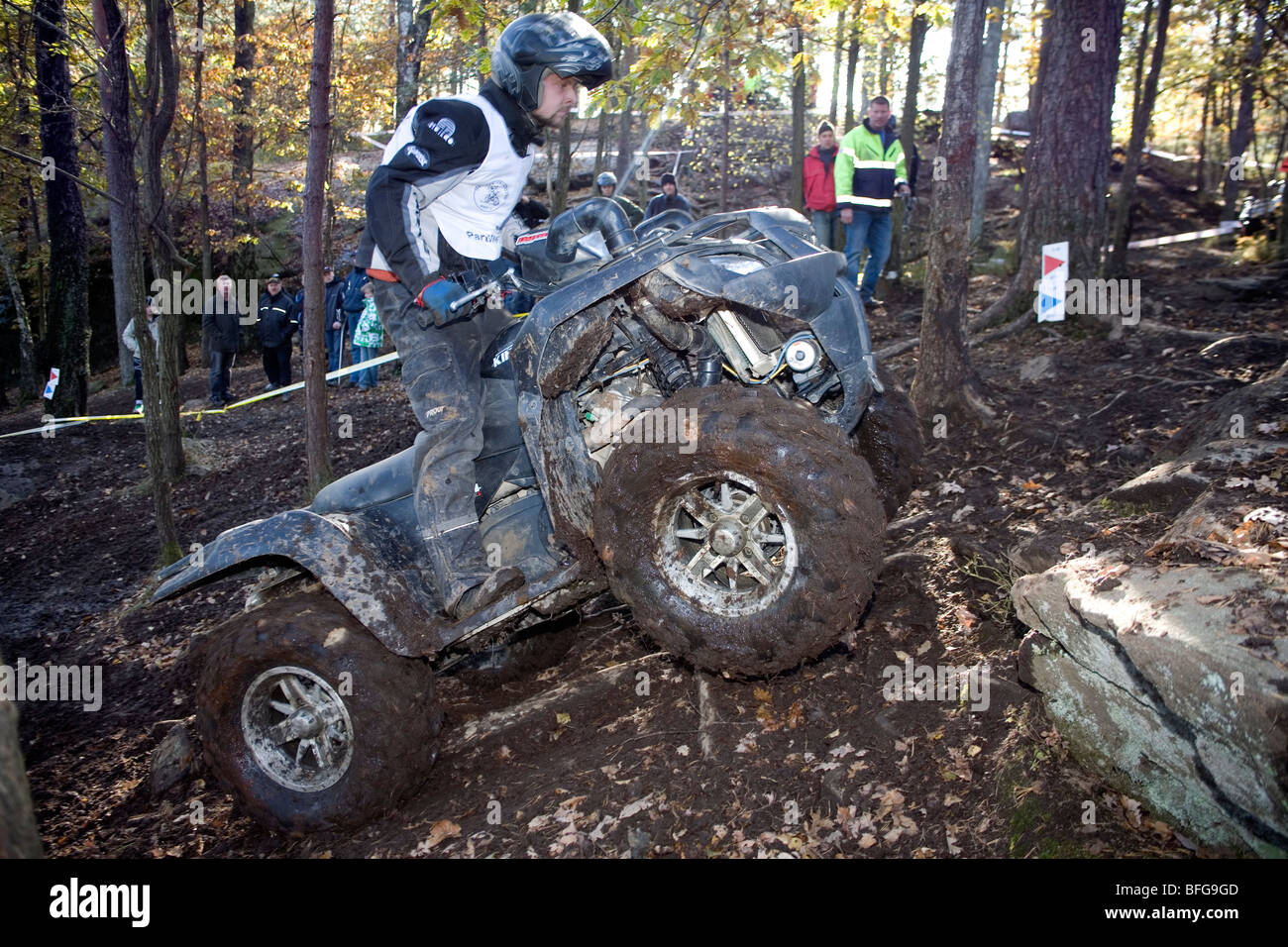 L'uomo corse fuoristrada (ATV) sulla ripida salita terreno nel bosco. Trial off-road bike. La Svezia. Foto Stock