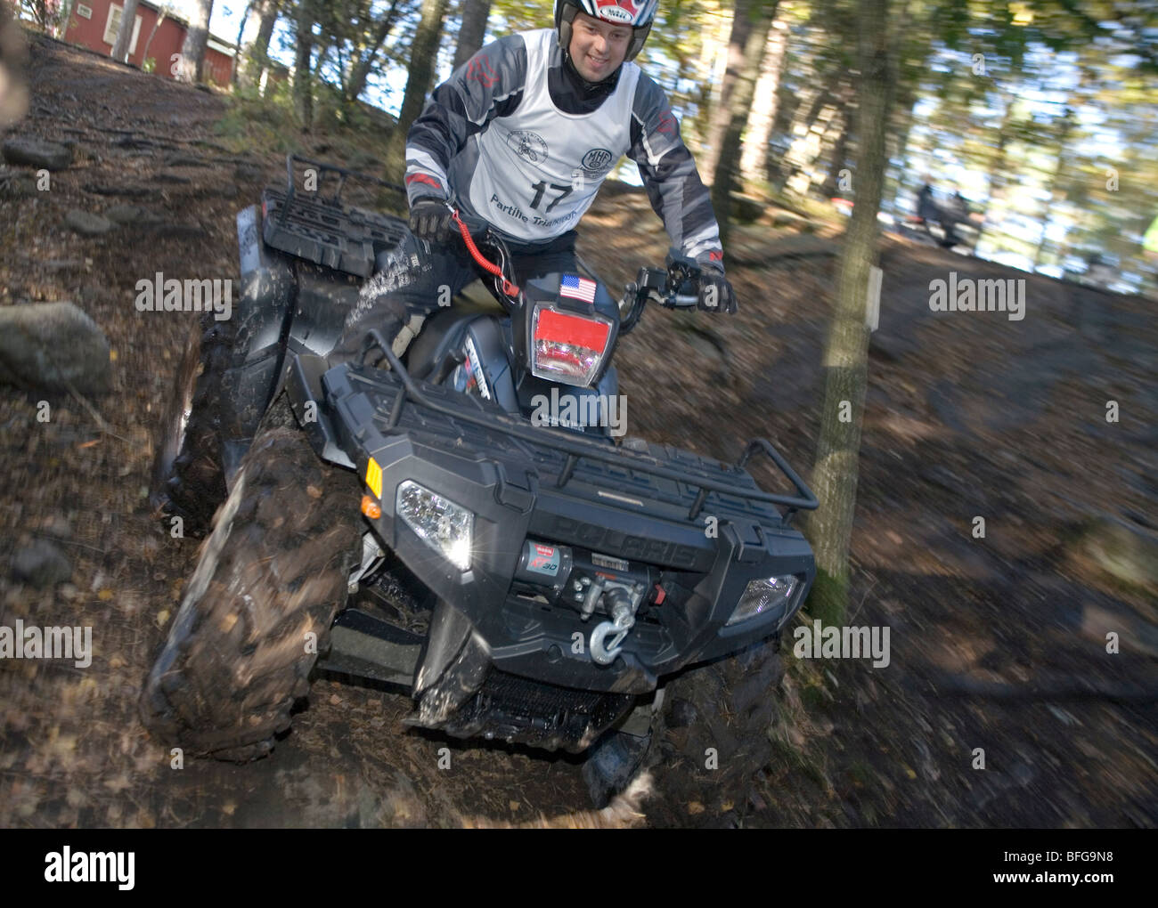 L'uomo corse fuoristrada (ATV) in discesa su terreno ripido nel bosco. Trial off-road bike. La Svezia. Foto Stock
