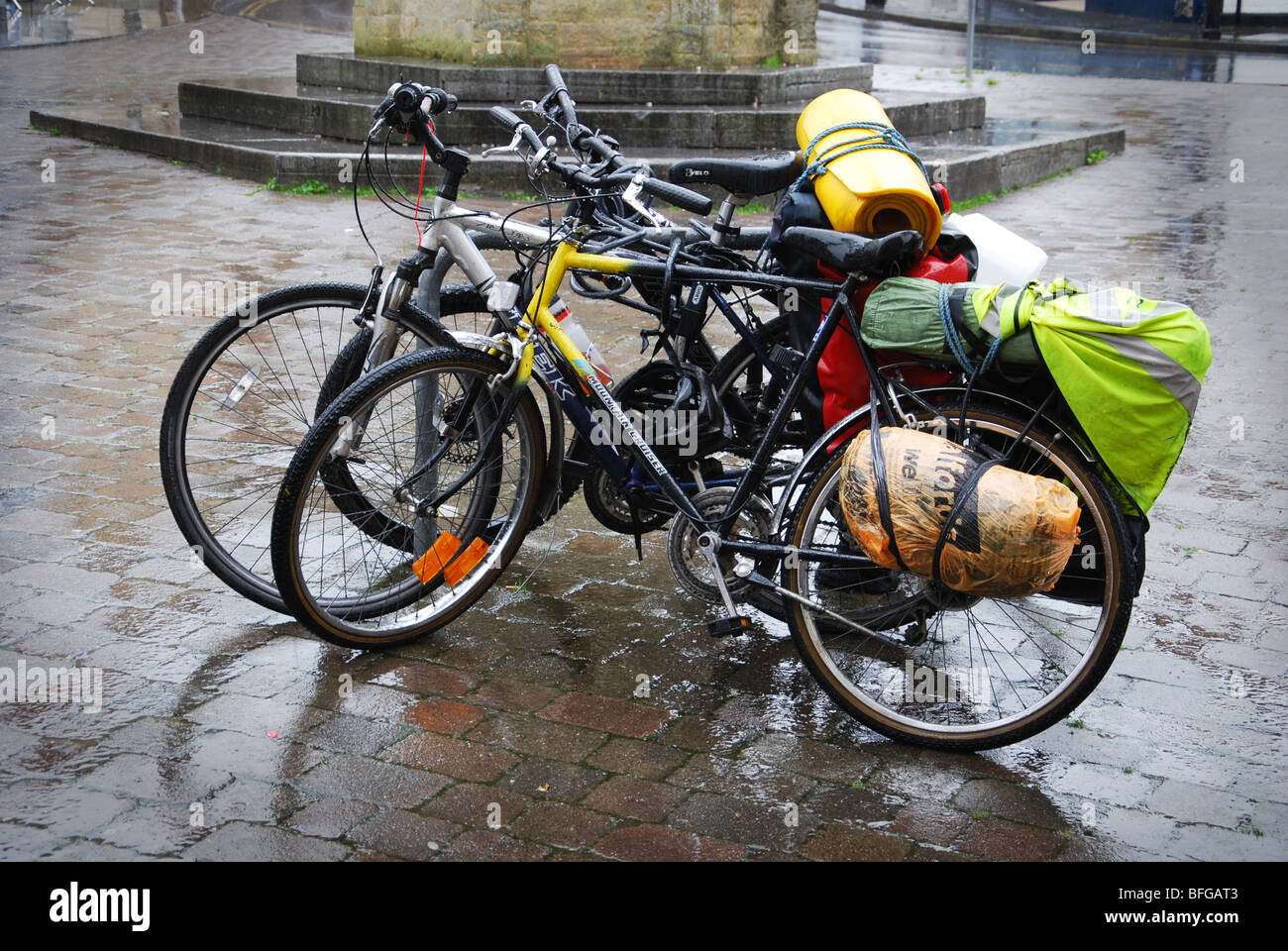 Le biciclette parcheggiate sul mercato di Glastonbury luogo Somerset Inghilterra Foto Stock