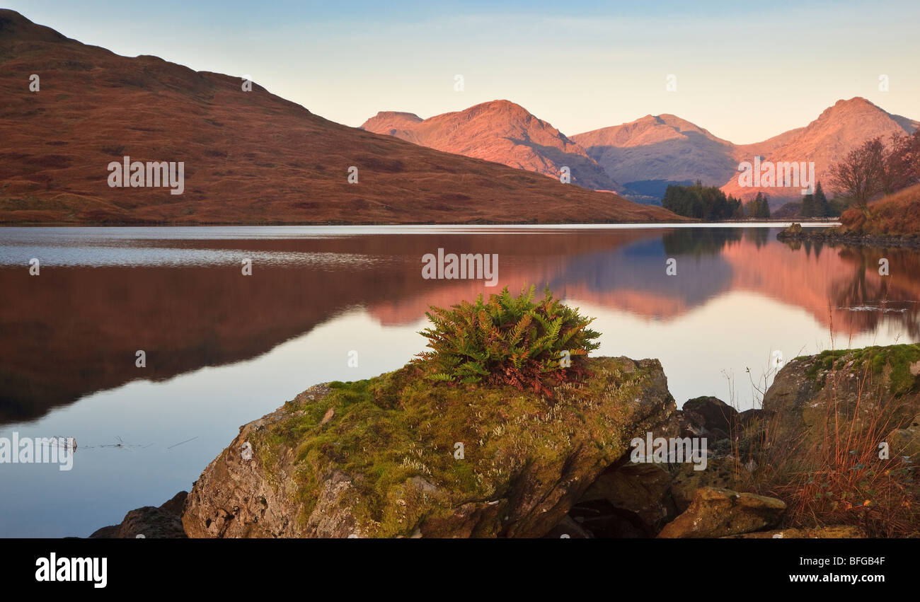 Una vista da loch Arklet catturare luce del mattino sulle montagne sulla sponda occidentale del Loch Lomond Foto Stock