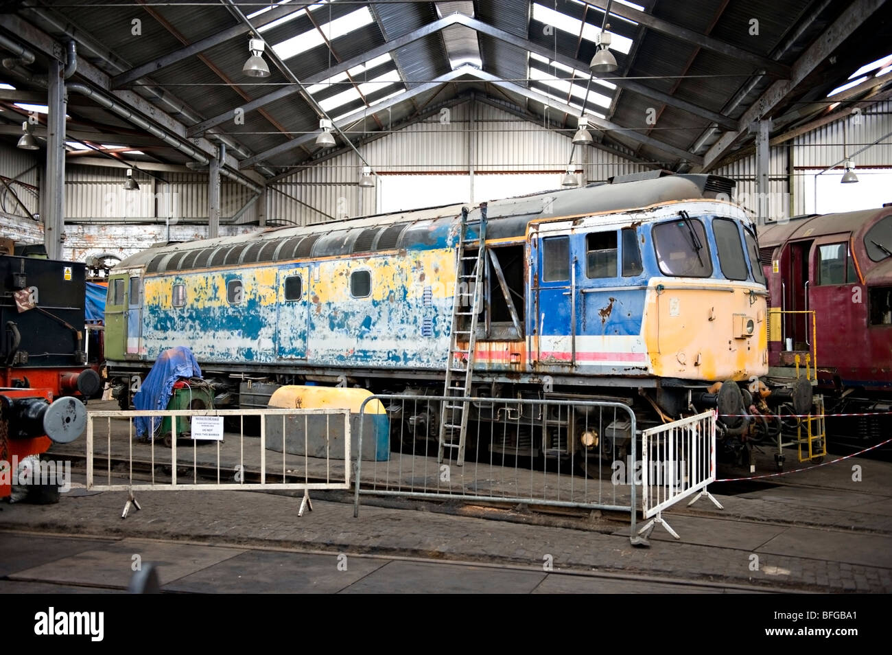 Classe 33 locomotiva diesel in restauro a Barrow Hill Roundhouse, Chesterfield, Regno Unito Foto Stock