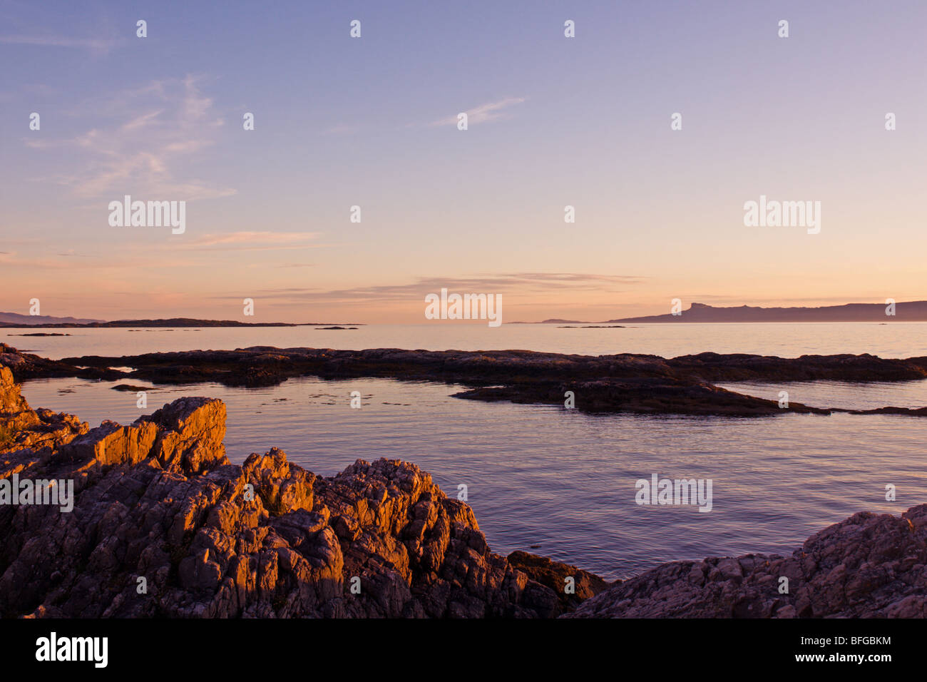 Sera La luce del sole guardando a sud-ovest di Portnaluchaig Foto Stock