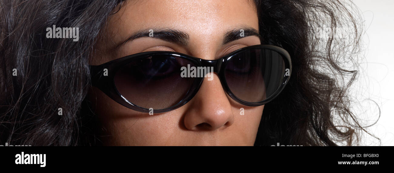 Nero femminile Occhiali da sole Foto Stock