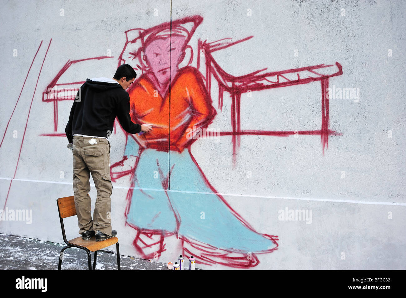 Parigi, Francia, Street Art Scene, Young Male Teen Rear, Street Graffer, Painting Wall with Spray Painting, Graffiti Foto Stock