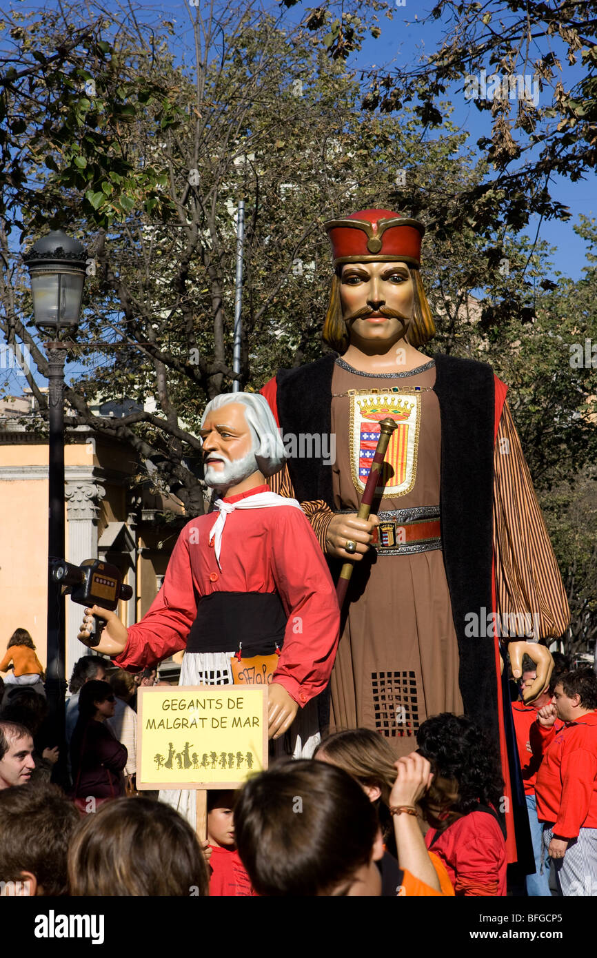 Gegants e Capgrossos, Catalano tradizionale sfilata di gigantesche figure in Girona, in Catalogna, Spagna Foto Stock