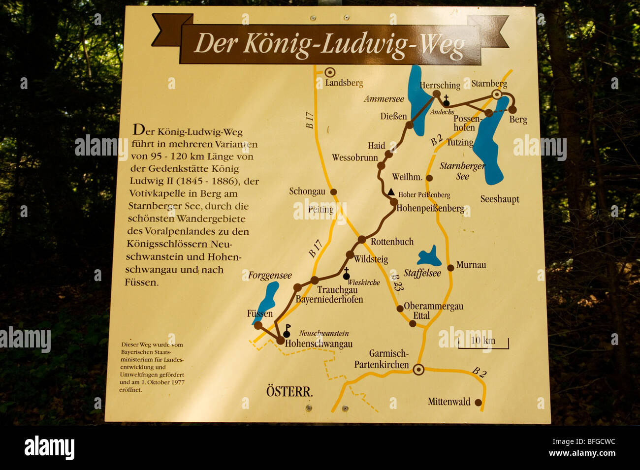 La Baviera, Germania lungo il Re Ludwig modo o "Koenig Ludwig il segno o contorni della mappa il percorso che il Sentiero segue. Foto Stock