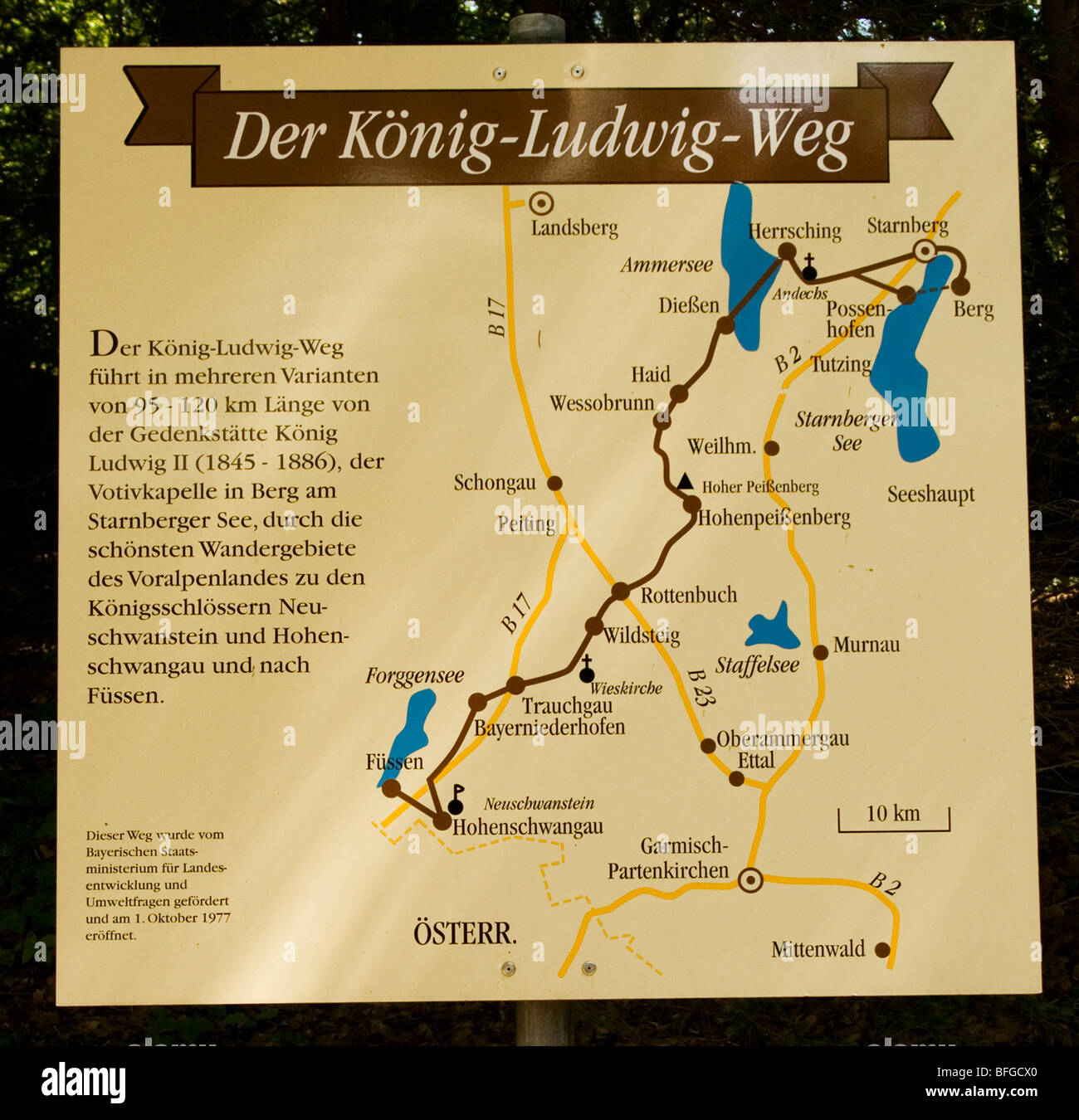 La Baviera, Germania lungo il Re Ludwig modo o "Koenig Ludwig. Il segno o contorni della mappa il percorso che il Sentiero segue. Foto Stock