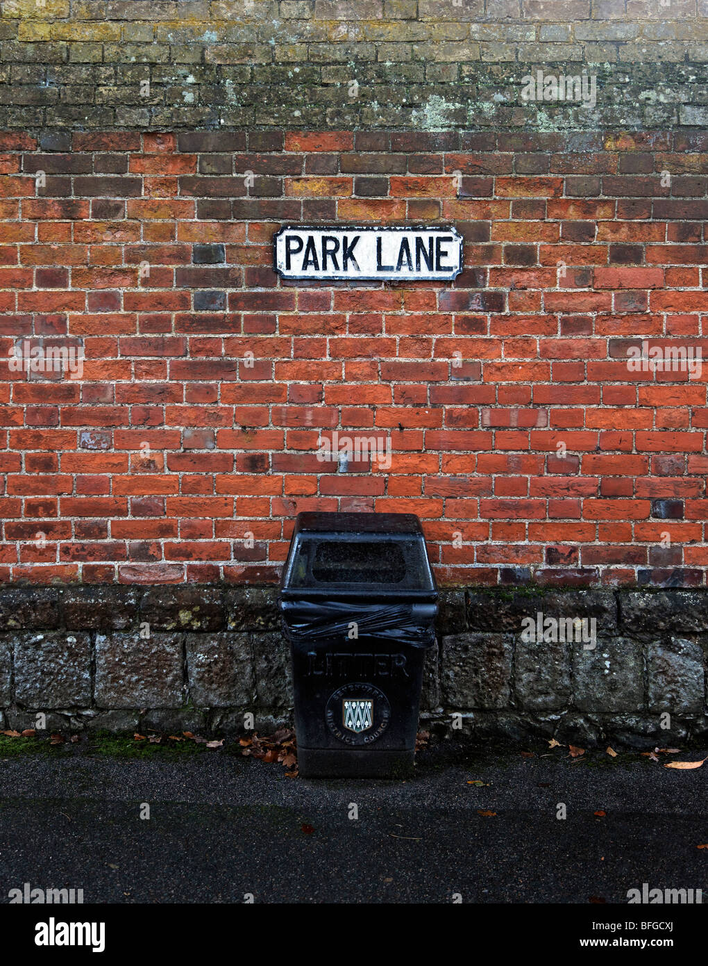 Il nome di una strada per Park Lane e una lettiera bin Foto Stock