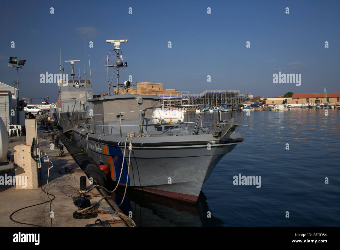 Motovedette della Cipro porta marina e di polizia di guardia costiera o in Kato Paphos porto repubblica di Cipro in Europa Foto Stock