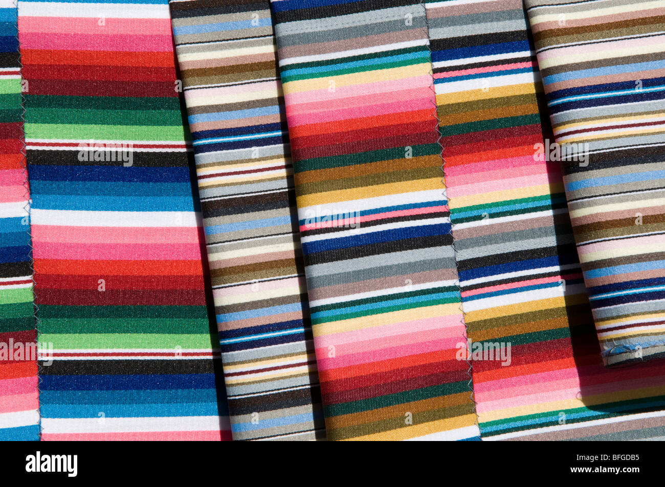 Colorato tradizionale tibetana di tessili per la vendita al mercato a Lhasa il Tibet Foto Stock
