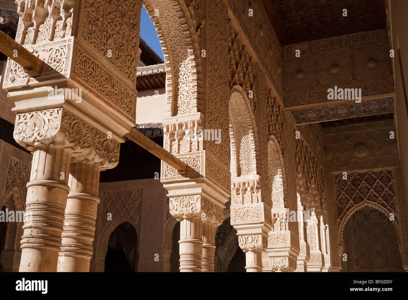 Arcade decorate con stucchi, Corte dei Leoni, Alhambra di Granada, Spagna Foto Stock
