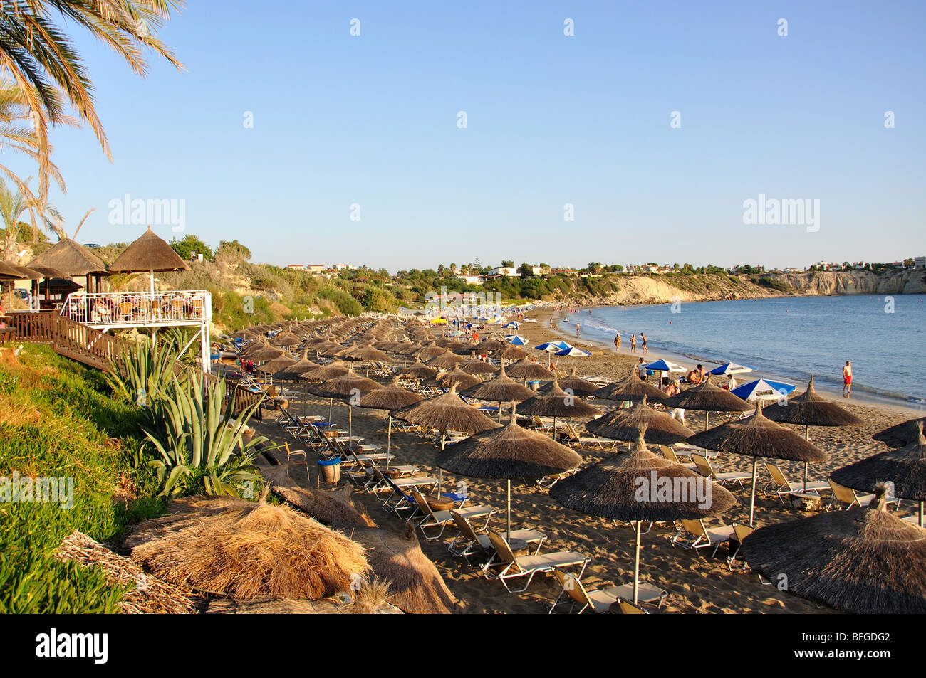 Vista della spiaggia, Coral Bay, Pafos, Distretto di Paphos, Cipro Foto Stock