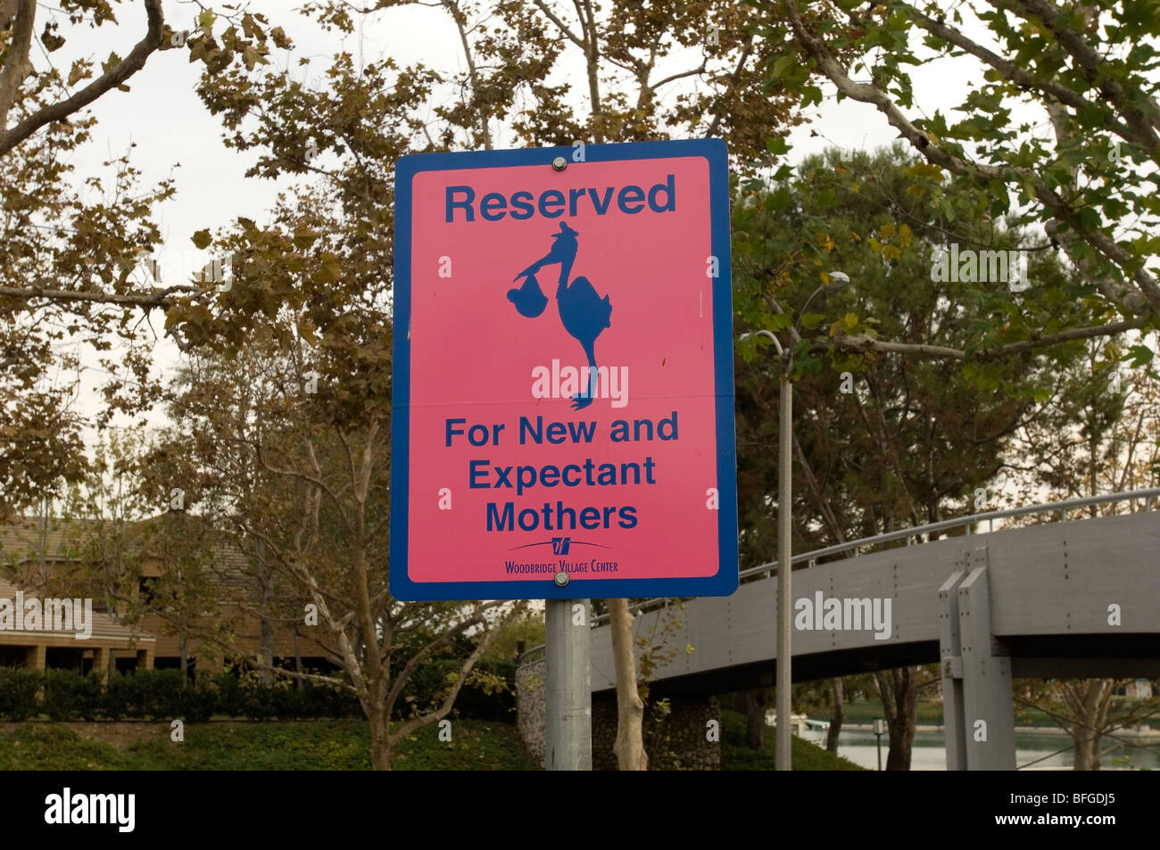 Spazio parcheggio riservato per le donne incinte e le madri di nuovo. Foto Stock