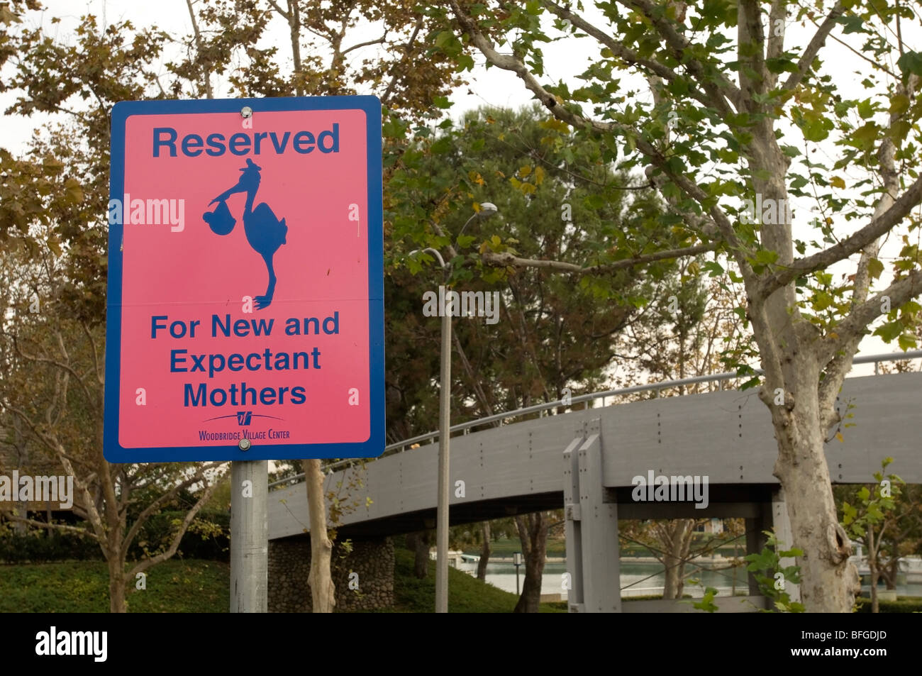 Spazio parcheggio riservato per le donne incinte e le madri di nuovo. Foto Stock