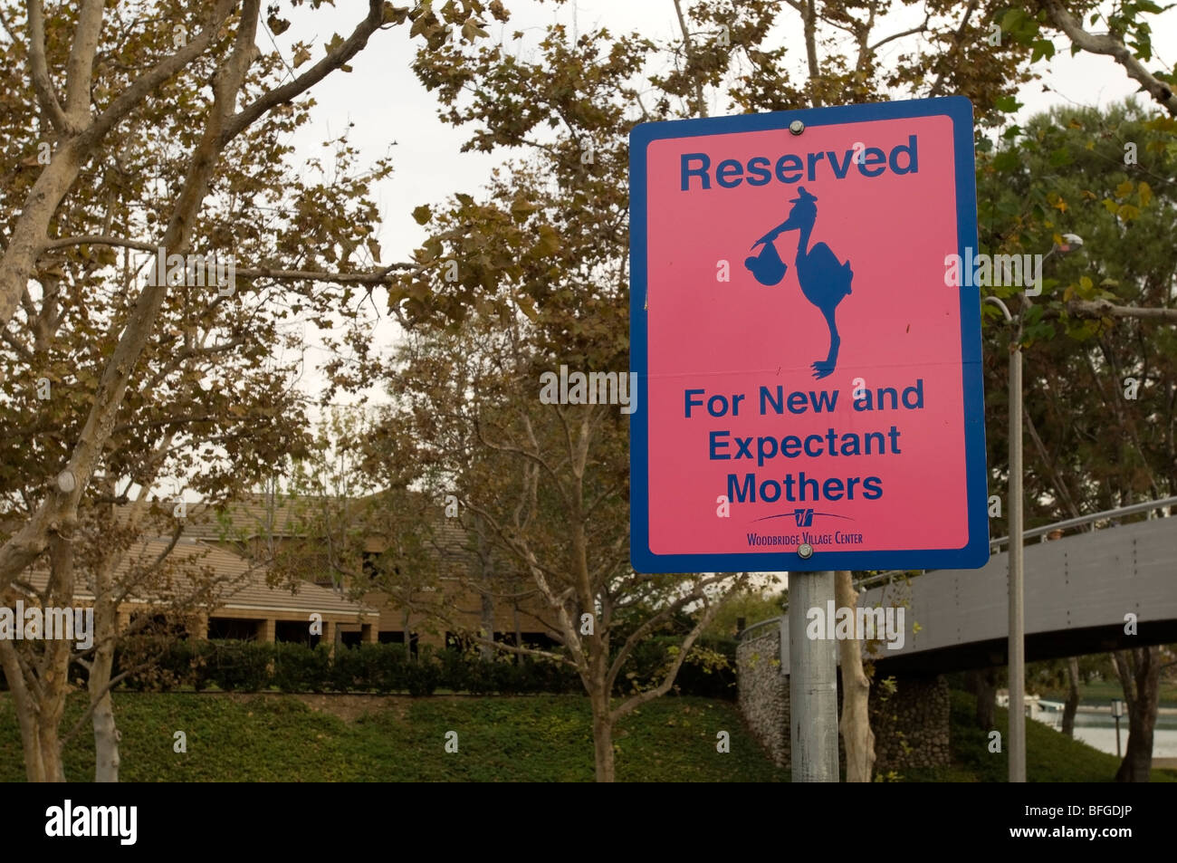 Spazio parcheggio riservato per le donne incinte e le madri di nuovo. Foto Stock