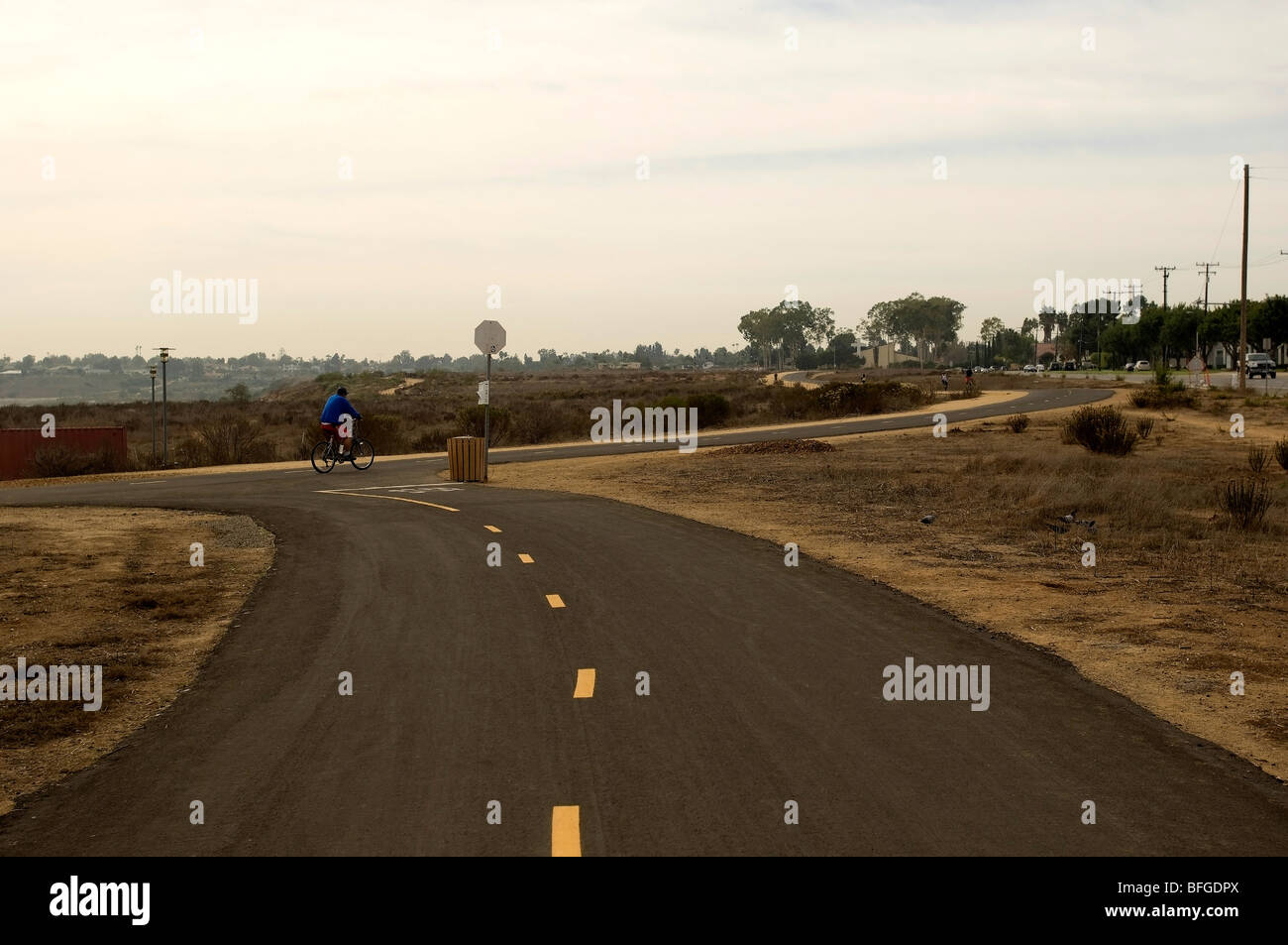 Upper Newport Bay Nature Preserve percorso per biciclette con ciclista. Foto Stock