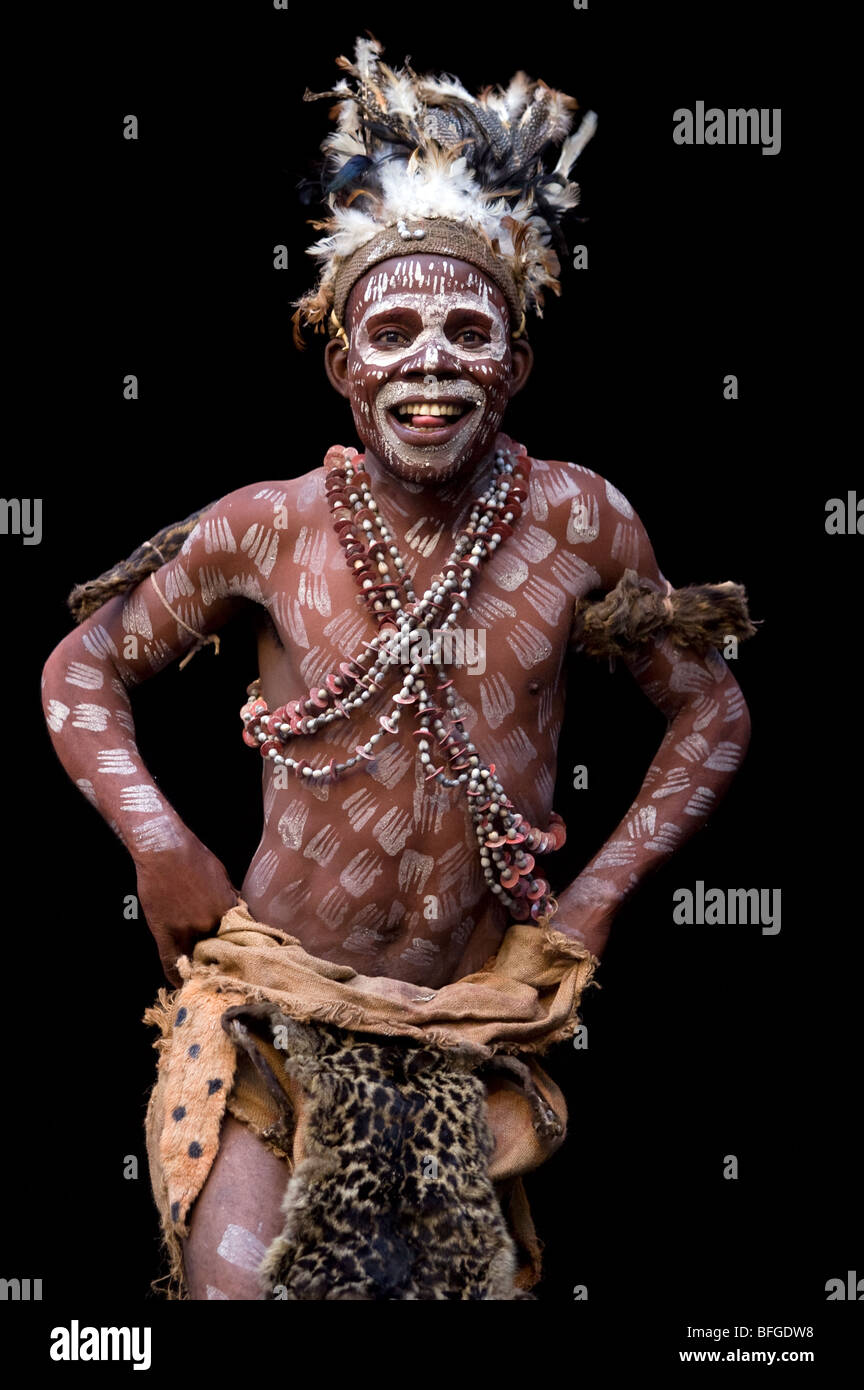 Baka Pigmei del Camerun eseguire la danza tradizionale per la musica Foto Stock